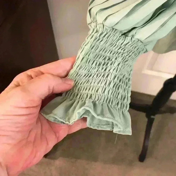 Vine & Love Large Green Silky Blouse with Accordian Puff Sleeves L/S NWT - Picture 5 of 8